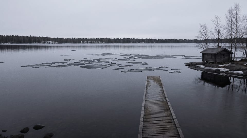 Тот же берег весной: на воде идёт лёд